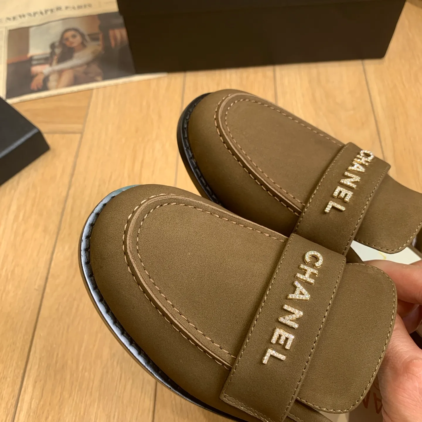 👟👟Ex-factory price 600👟👟 🍀2025 spring and summer new Chanel Chanel small diamond buckle monogram Loaf lazy half-slippers, which can be worn all year round. No matter when you wear them, they are very high-end and durable. You can attract attention when shopping on the street! Easily travel between commuting and leisure occasions, becoming a carefree fashionable and elegant woman ~ Upper: cowhide/butter Lining: lambskin Sole: Italian genuine leather outsole Size: 35-39 (40/41 customized, non-refundable and non-exchangeable